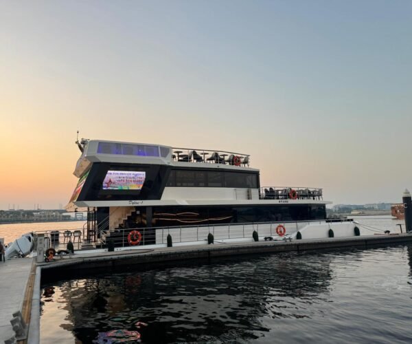 Business Class Yacht